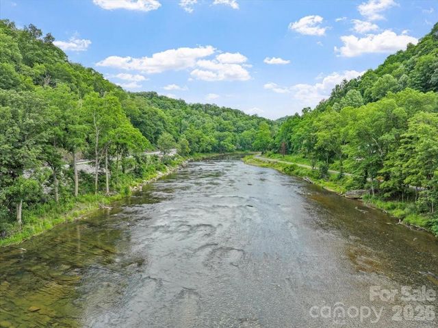 2079 Roses Branch Road, Green Mountain, NC 28740