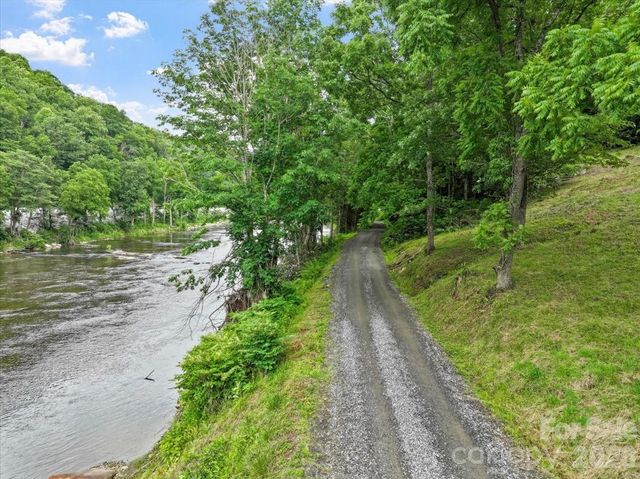 2079 Roses Branch Road, Green Mountain, NC 28740