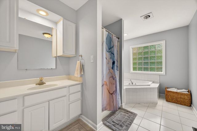 215 RAMBLIN ROSE LN, Martinsburg, WV 25404