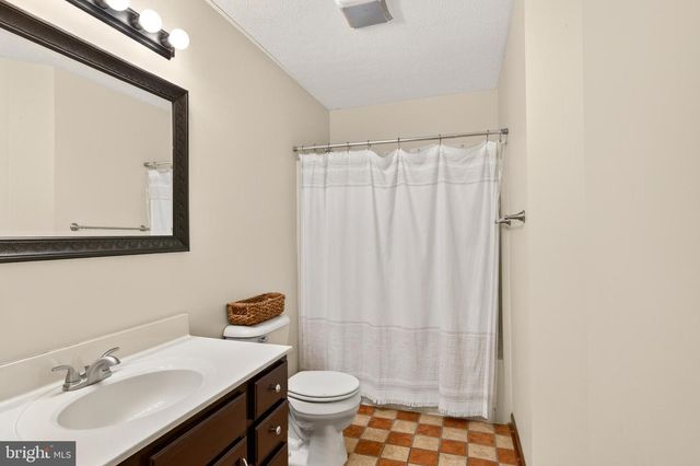 215 RAMBLIN ROSE LN, Martinsburg, WV 25404