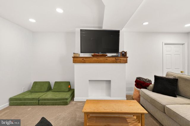 215 RAMBLIN ROSE LN, Martinsburg, WV 25404