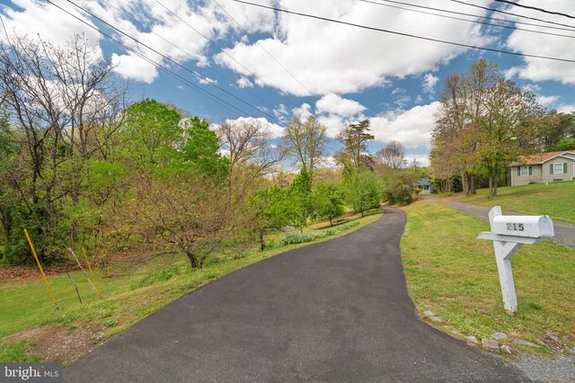 215 RAMBLIN ROSE LN, Martinsburg, WV 25404