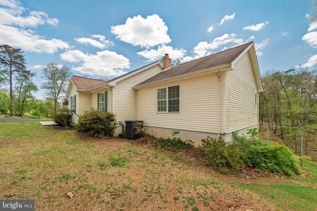 215 RAMBLIN ROSE LN, Martinsburg, WV 25404