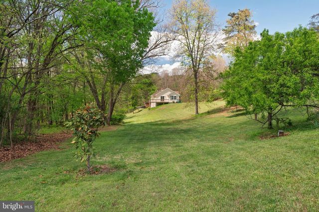 215 RAMBLIN ROSE LN, Martinsburg, WV 25404