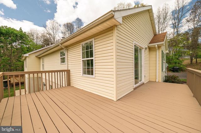215 RAMBLIN ROSE LN, Martinsburg, WV 25404