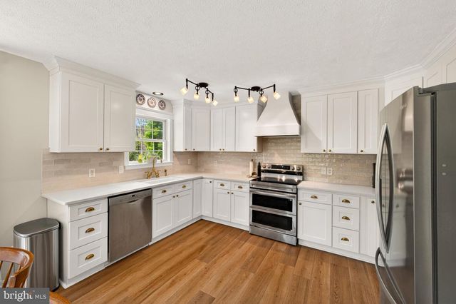 215 RAMBLIN ROSE LN, Martinsburg, WV 25404