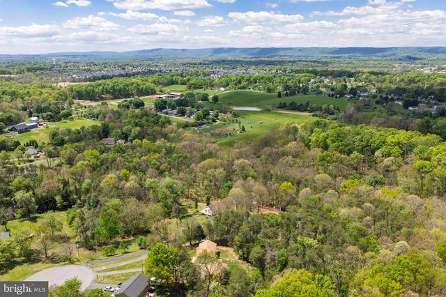 215 RAMBLIN ROSE LN, Martinsburg, WV 25404
