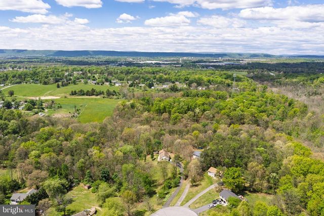 215 RAMBLIN ROSE LN, Martinsburg, WV 25404