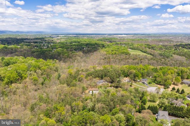 215 RAMBLIN ROSE LN, Martinsburg, WV 25404