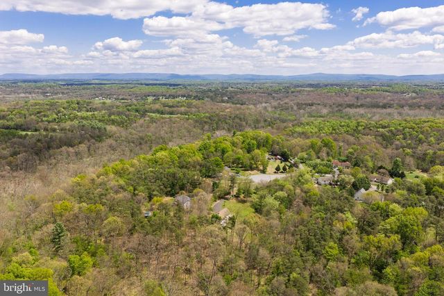 215 RAMBLIN ROSE LN, Martinsburg, WV 25404