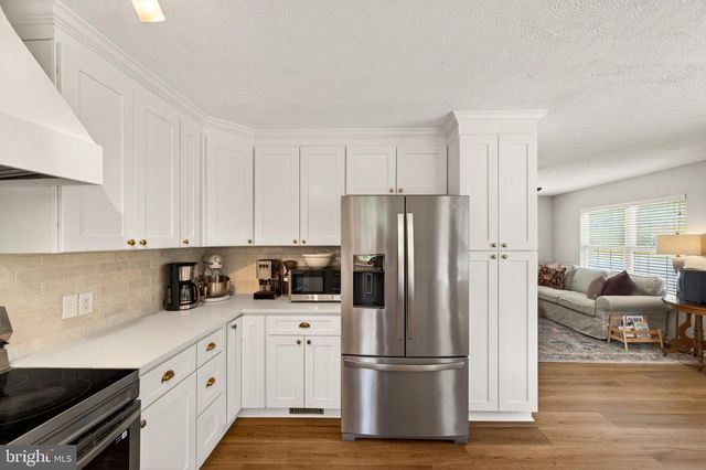 215 RAMBLIN ROSE LN, Martinsburg, WV 25404