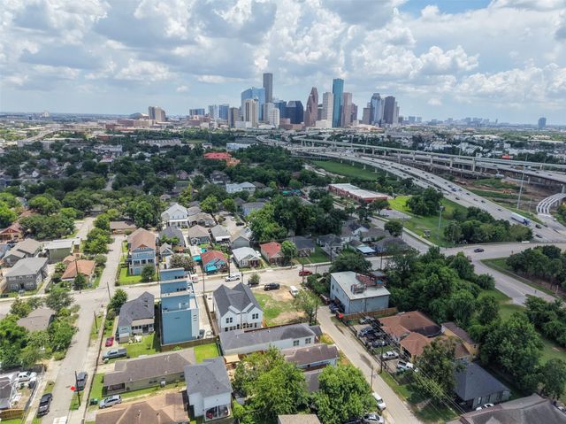 307 Quitman A, Houston, TX 77009