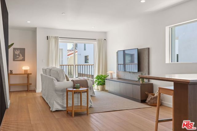 843 N Mariposa Avenue 2, Los Angeles, CA 90029