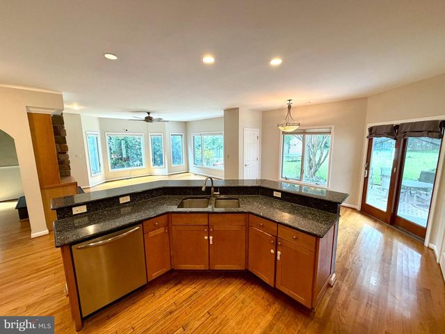 904 LINCOLN AVE, Falls Church, VA 22046