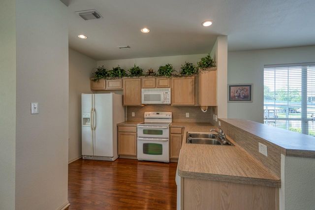 521 E Briarway DR, Granite Shoals, TX 78654