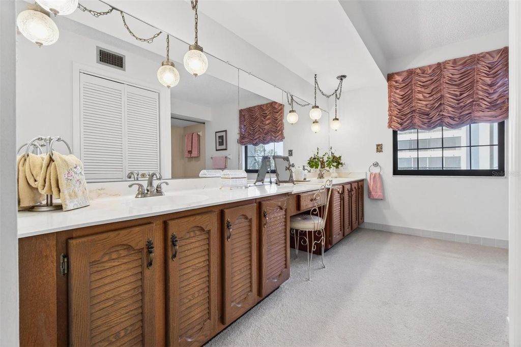 Image 11 of property listing at 14820 RUE DE BAYONNE 302, Clearwater, FL 33762