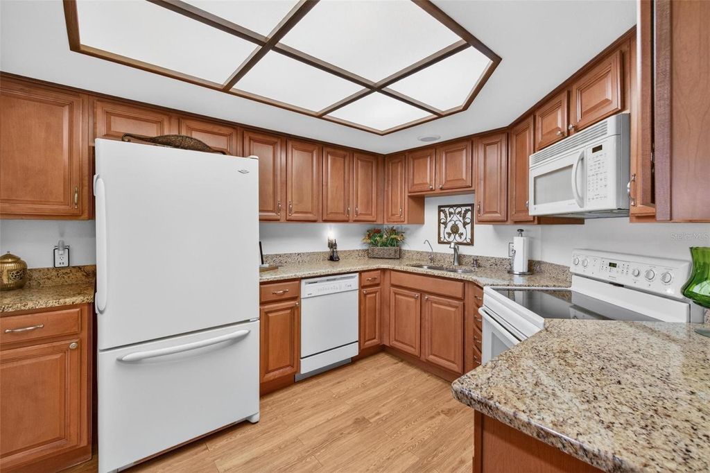 Image 7 of property listing at 14820 RUE DE BAYONNE 302, Clearwater, FL 33762