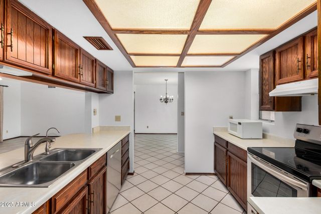 916 W LOUGHLIN Drive, Chandler, AZ 85225