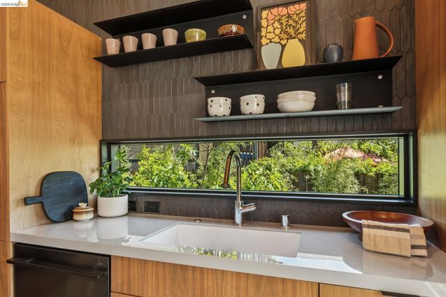 325 49Th St, Oakland, CA 94609