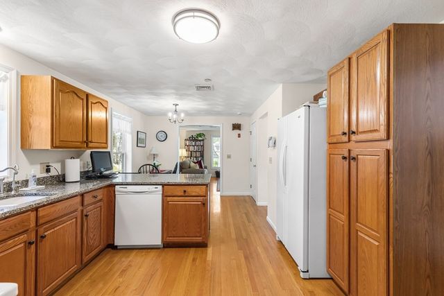 15 Andrew Ct, Swansea, MA 02777