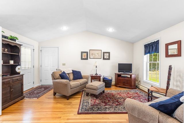 15 Andrew Ct, Swansea, MA 02777