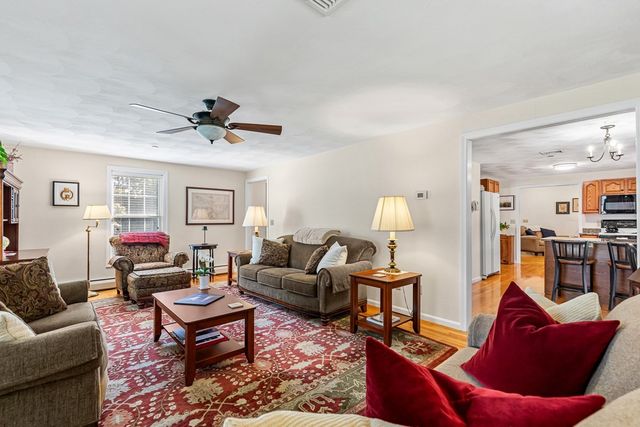15 Andrew Ct, Swansea, MA 02777