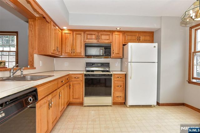 196 W Madison Avenue 7B, Dumont, NJ 07628