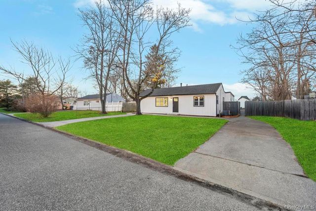 27 Ash Street, Central Islip, NY 11722