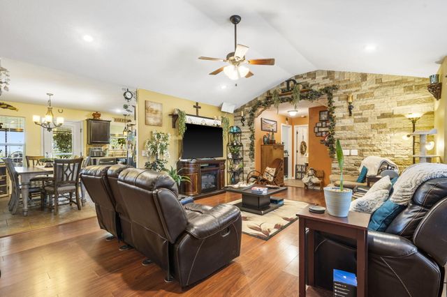 307 E Cypress Street, Clever, MO 65631