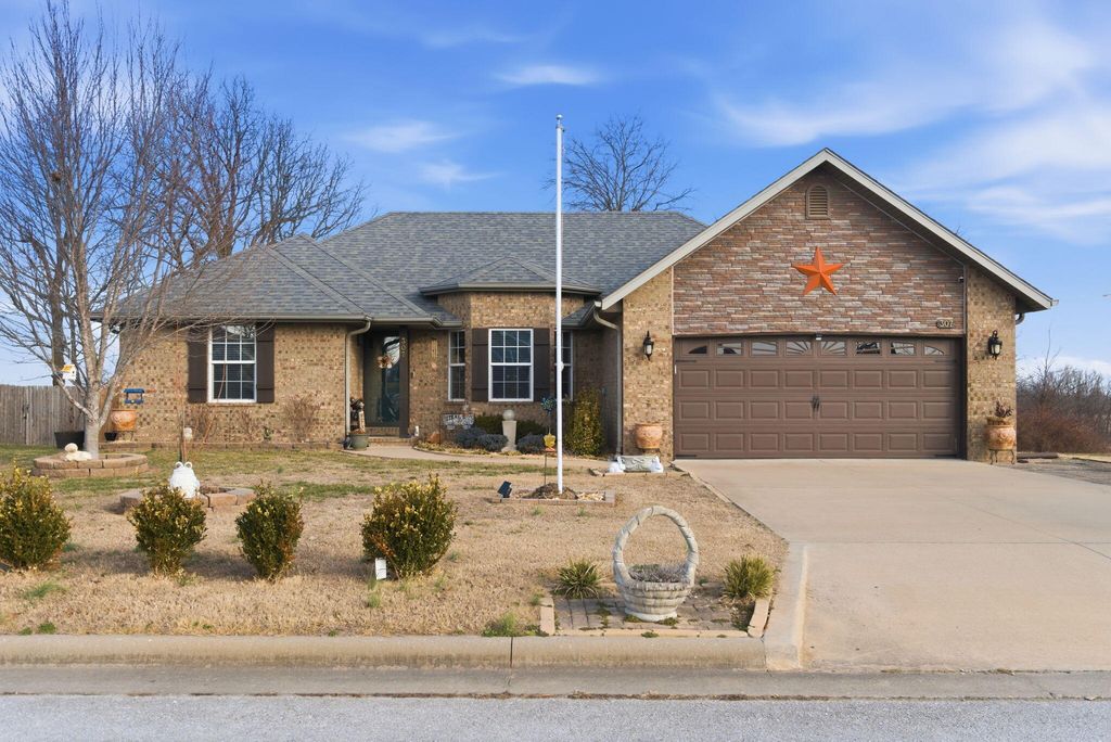 307 E Cypress Street, Clever, MO 65631