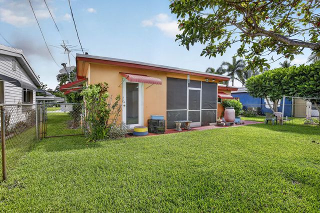 220 NW 48th Street, Oakland Park, FL 33309