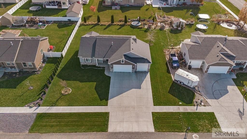 Image 4 of property listing at 5082 E Nelson Drive, Iona, ID 83427