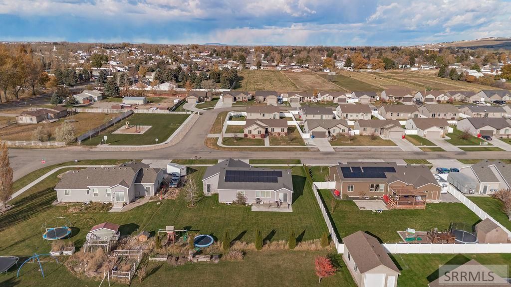 Image 8 of property listing at 5082 E Nelson Drive, Iona, ID 83427