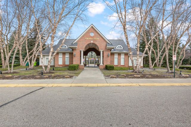 7201 Farmingdale Lane, Commerce Charter Township, MI 48390