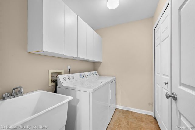 7201 Farmingdale Lane, Commerce Charter Township, MI 48390