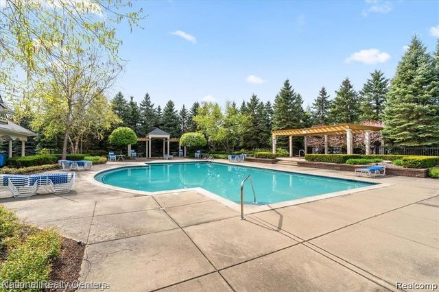 7201 Farmingdale Lane, Commerce Charter Township, MI 48390