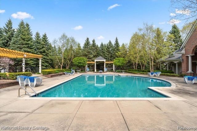 7201 Farmingdale Lane, Commerce Charter Township, MI 48390