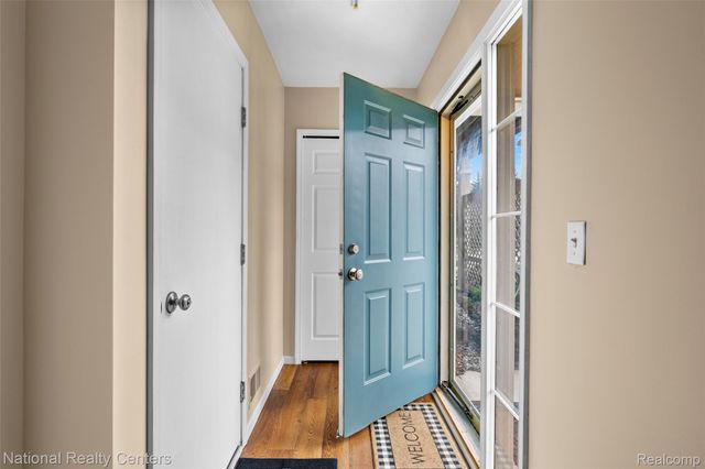 7201 Farmingdale Lane, Commerce Charter Township, MI 48390