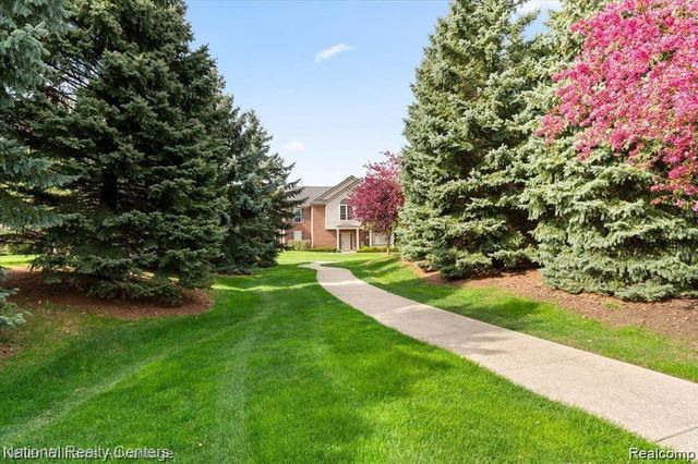 7201 Farmingdale Lane, Commerce Charter Township, MI 48390