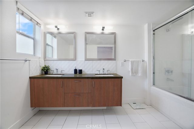 12837 Moorpark Street 405, Studio City, CA 91604