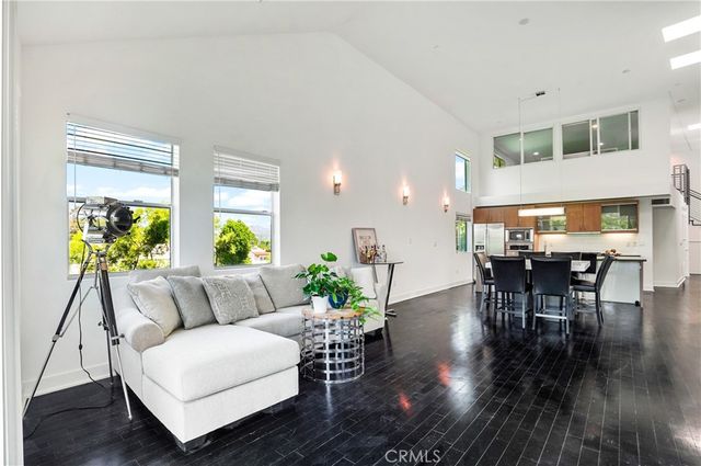 12837 Moorpark Street 405, Studio City, CA 91604