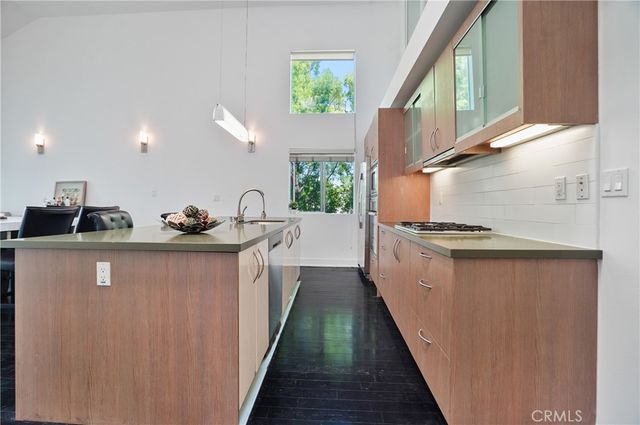 12837 Moorpark Street 405, Studio City, CA 91604