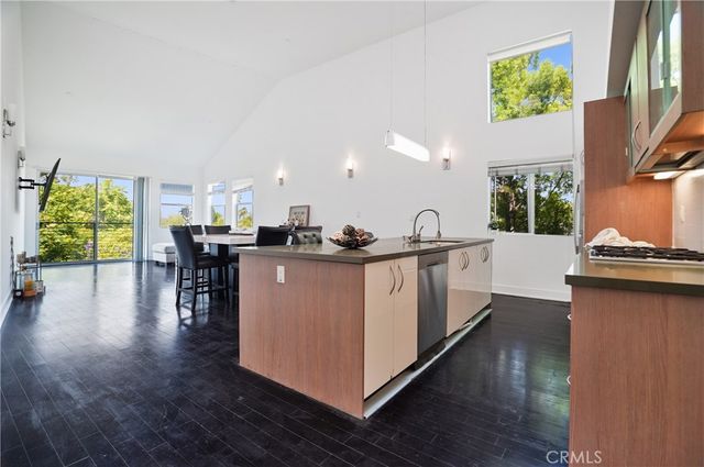 12837 Moorpark Street 405, Studio City, CA 91604