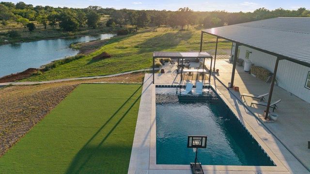 440 Flying X RD, Spicewood, TX 78669