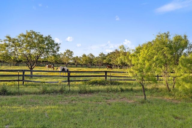 440 Flying X RD, Spicewood, TX 78669