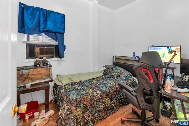 25 Oak Street, Paterson, NJ 07501