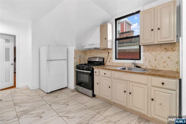 25 Oak Street, Paterson, NJ 07501