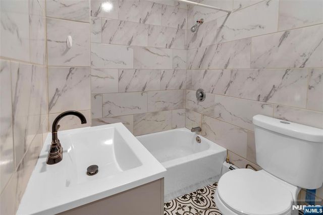 25 Oak Street, Paterson, NJ 07501