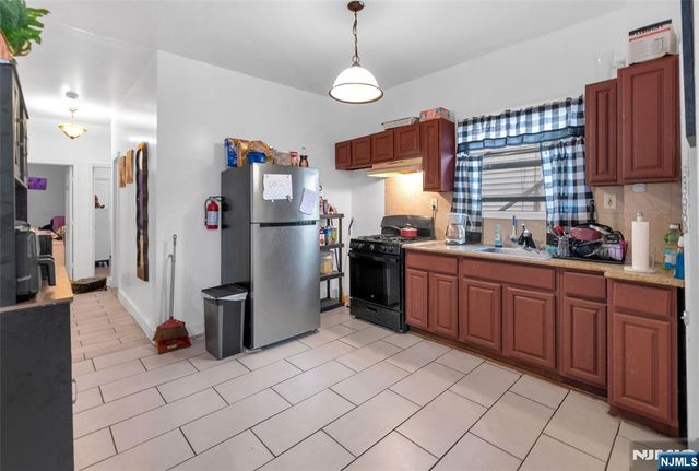 25 Oak Street, Paterson, NJ 07501