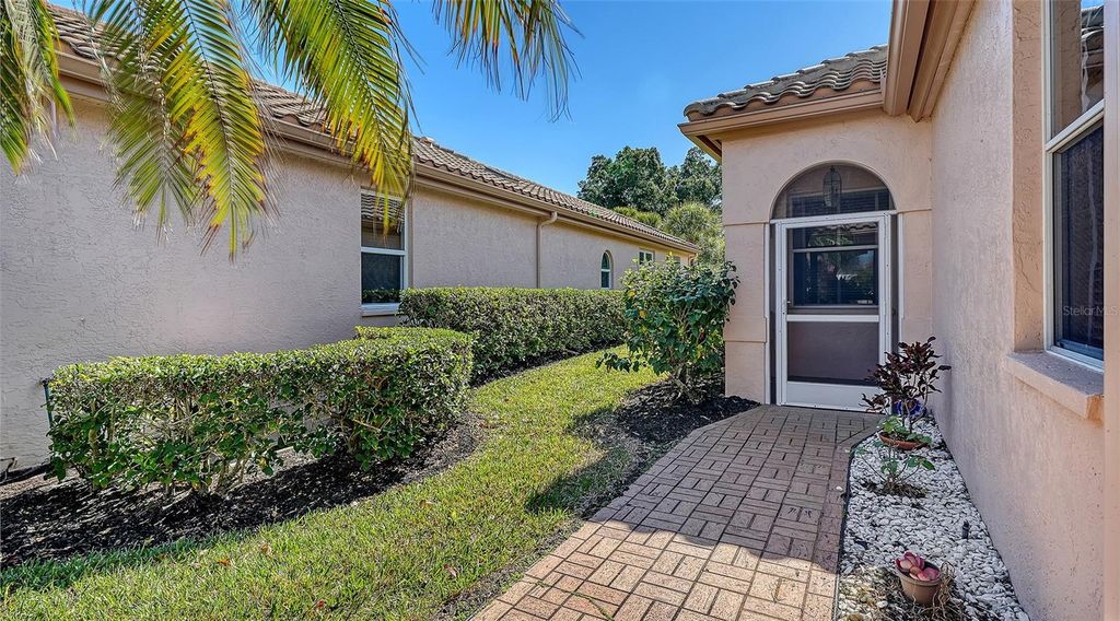 Image 4 of property listing at 3782 AMAPOLA LANE, Sarasota, FL 34238